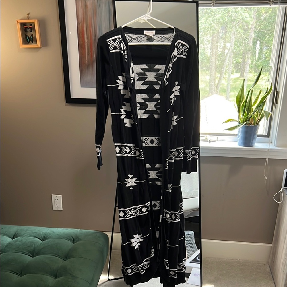 Monroe & Main Black and White Patterned Long Cardigan | Size M